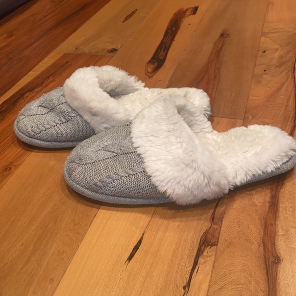 LIKE NEW- VICTORIAS SECRET CLOSED TOE FAUX FUR SWEATER SLIPPERS - SIZE MEDIUM - Picture 4 of 7